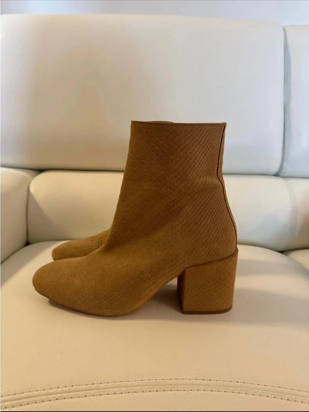 FREE PEOPLE WOMEN’S TAN SUEDE BLOCK HEEL ANKLE BOOTS